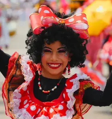 Mujer sonriente disfrazada en el Carnaval de Barranquilla.