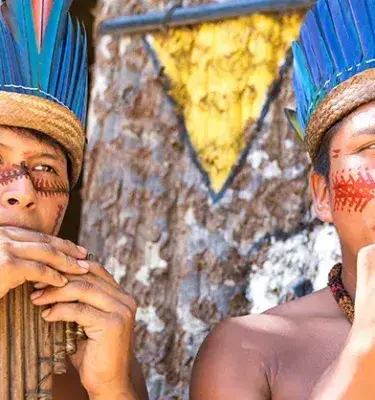 Indígenas tocando flautas de pan en la Amazonía colombiana.