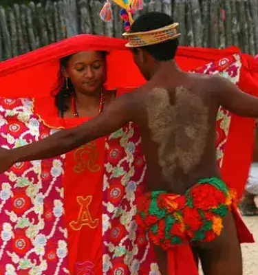 Pareja indígena wayuu en una ceremonia tradicional en La Guajira.