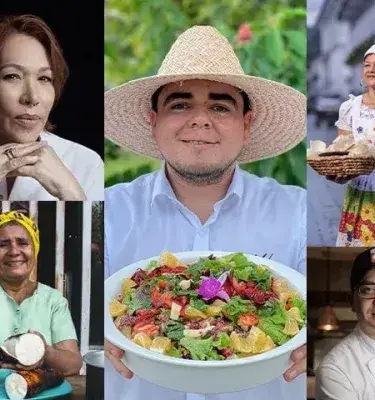 Chef en un mercado sosteniendo frutas frescas con un puesto lleno 
